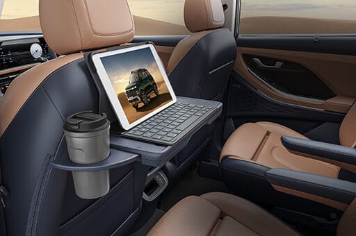 hyundai-alcazar-rear-seat-tray-table Hyundai Alcazar में पीछे की सीटों के लिए फोल्डिंग ट्रे टेबल