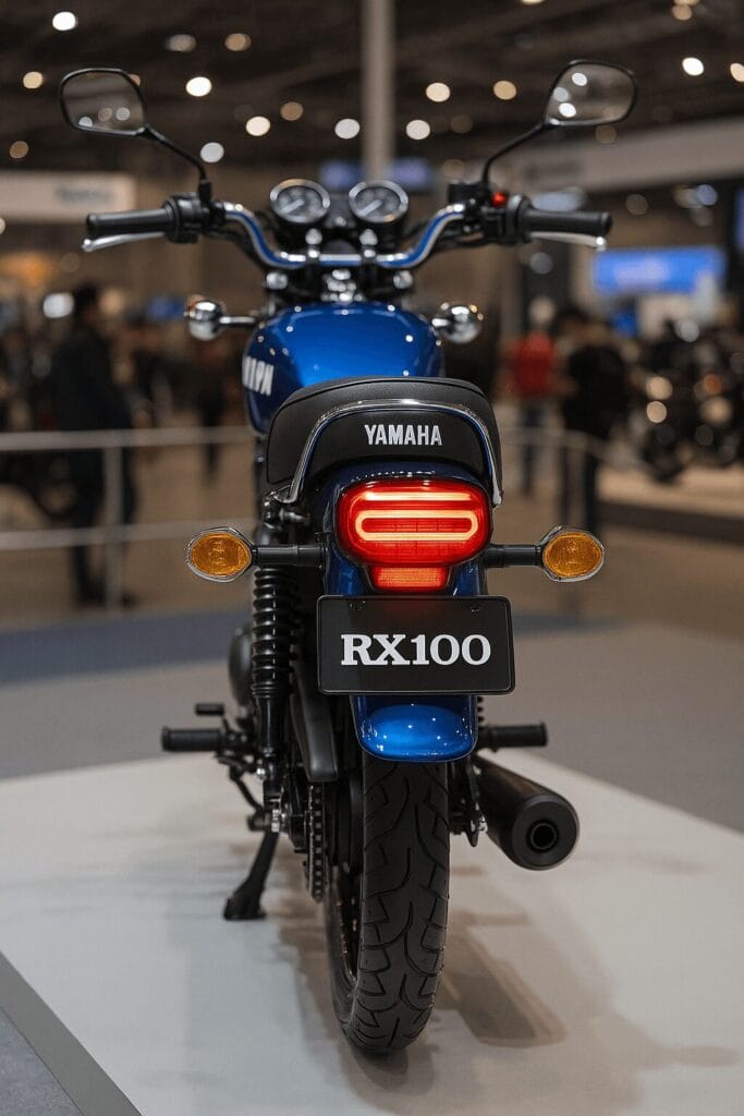 Yamaha RX100 2025 का रियर व्यू – LED टेल लाइट और क्लासिक ग्रैब रेल के साथ